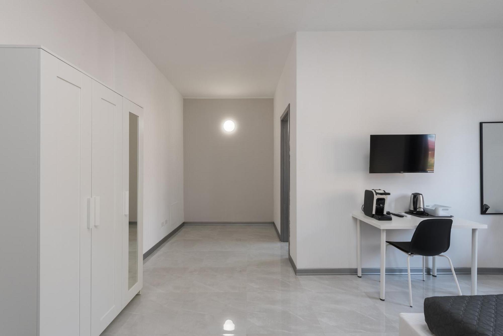 Travelershome Ciampino Airport Guesthouse 600M To Airport 외부 사진